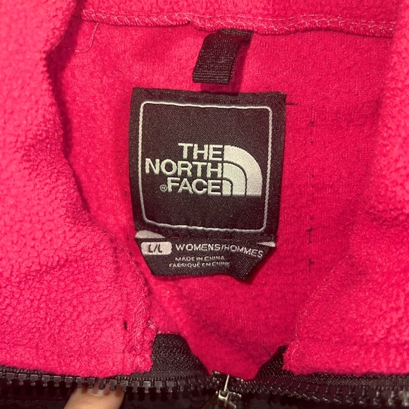 The North Face Pink and Black Fleece Jacket labels Large fits more like a medium - Picture 3 of 5